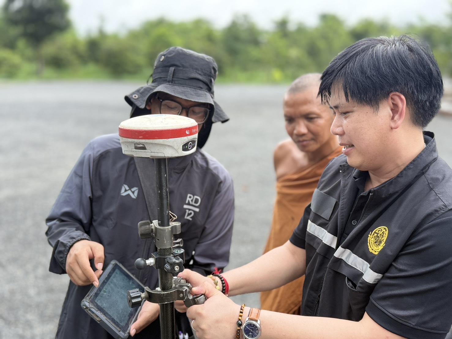 title - วันที่ 7 กรกฎาคม 2569 นายวิทูล ประดิษฐบุญ ปฏิรูปที่ดินจังหวัดปราจีนบุรี พร้อมด้วย เจ้าหน้าที่ ส.ป.ก.ปราจีนบุรี ลงพื้นที่ตรวจสอบ การขออนุญาตใช้วัดพุทธสถานทรัพยากรสวนป่านาดี